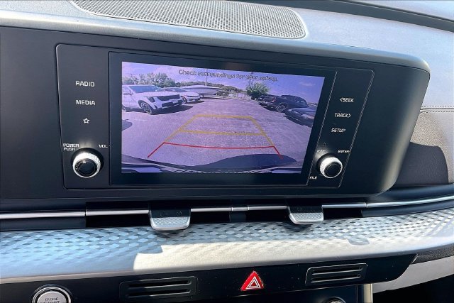 Used 2022 Kia Carnival LX FWD image 19