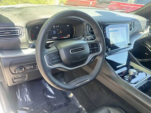Used 2023 Jeep Wagoneer Series II AWD/4WD image 10