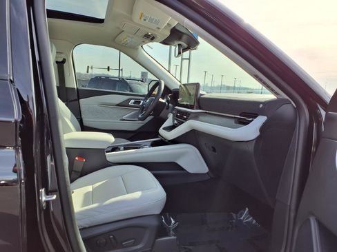 Used 2025 Ford Explorer Platinum w/ Ultimate Package image 26