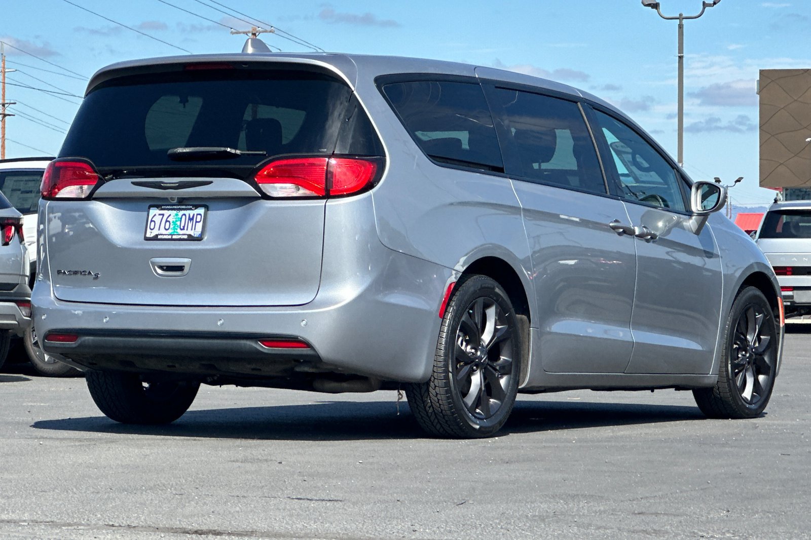 Used 2020 Chrysler Pacifica Touring w/ S Appearance Package FWD image 4