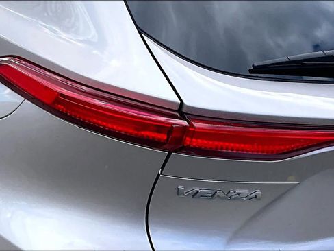 Used 2022 Toyota Venza LE image 29