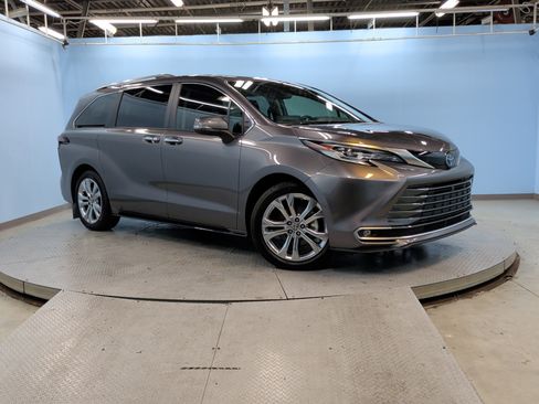 Used 2023 Toyota Sienna Platinum image 2