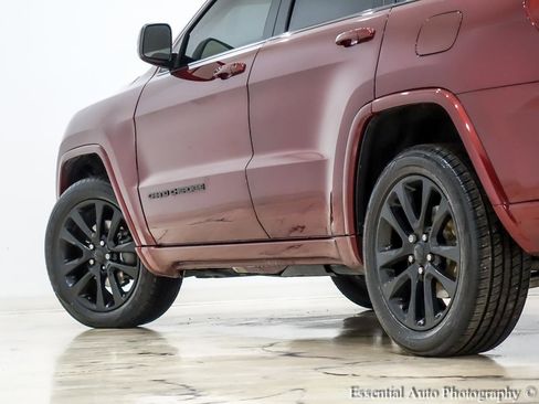 Used 2017 Jeep Grand Cherokee Altitude image 11