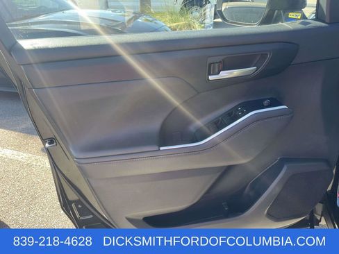 Used 2023 Toyota Highlander XLE image 19