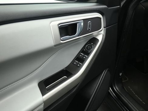 Certified 2022 Ford Explorer XLT w/ Equipment Group 202A image 10