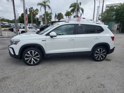 Used 2024 Volkswagen Taos SE FWD image 4