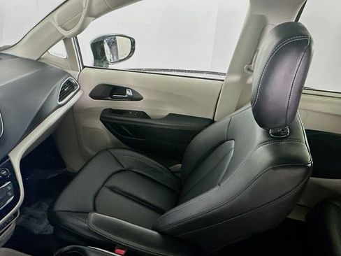 Used 2024 Chrysler Pacifica Touring-L image 22