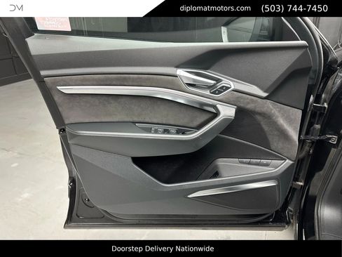Used 2021 Audi e-tron Prestige image 25