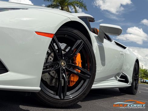 Used 2021 Lamborghini Huracan EVO RWD image 12