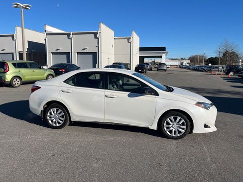 Used 2018 Toyota Corolla LE image 8