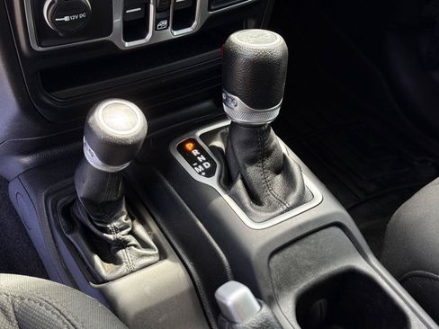 Used 2018 Jeep Wrangler Unlimited Sport S AWD/4WD image 15