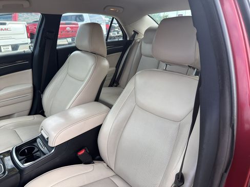 Used 2018 Chrysler 300 Limited RWD image 36