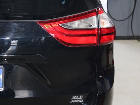 Used 2017 Toyota Sienna XLE Premium image 41