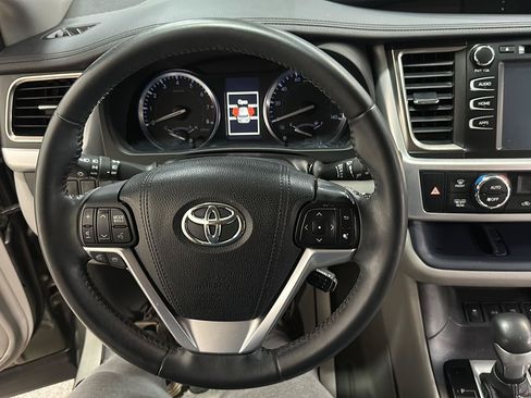 Used 2015 Toyota Highlander XLE AWD/4WD image 18