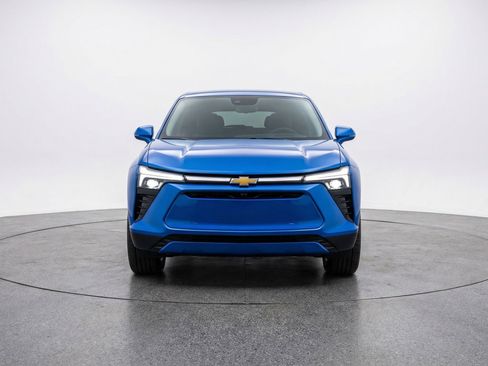 Used 2025 Chevrolet Blazer LT image 2