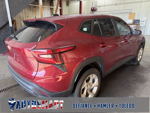 Used 2024 Chevrolet Trax LS w/ LS Convenience Package image 7