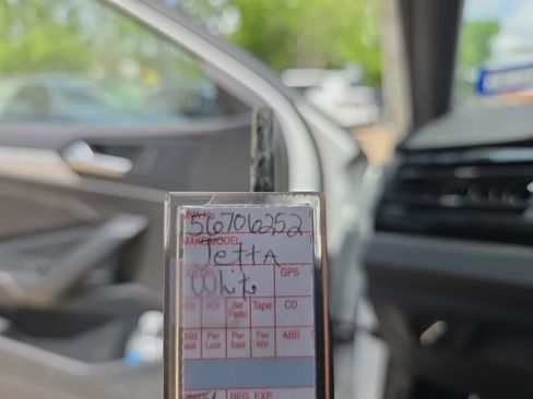 Used 2025 Volkswagen Jetta Sport image 4