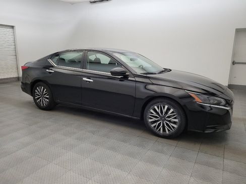 Used 2023 Nissan Altima 2.5 SV FWD image 11