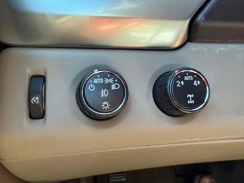 Used 2015 Chevrolet Suburban LT w/ Luxury Package AWD/4WD image 26