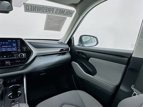 Used 2022 Toyota Highlander LE image 20