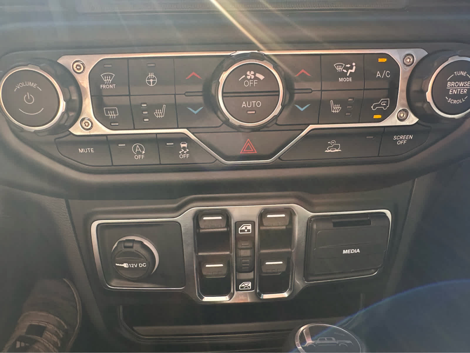 Used 2022 Jeep Gladiator Overland w/ Popular Equipment Package AWD/4WD image 16