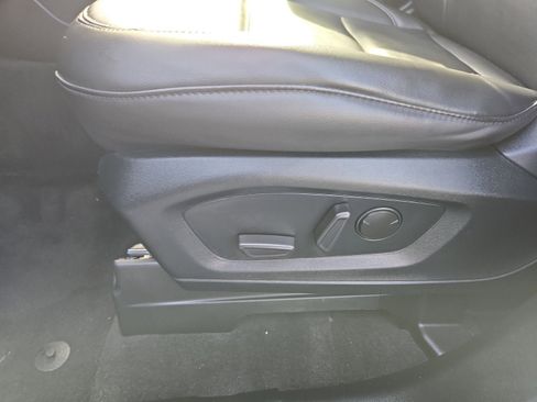 Used 2022 Ford Explorer XLT w/ Equipment Group 202A image 12