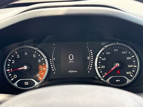Used 2016 Jeep Renegade Latitude FWD image 24