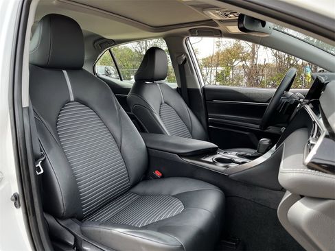 Used 2021 Toyota Camry SE w/ Cold Weather Package image 25