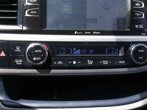 Used 2019 Toyota Highlander XLE image 31