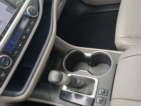 Used 2016 Toyota Highlander XLE FWD image 18