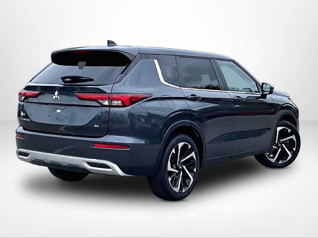 Used 2024 Mitsubishi Outlander SE FWD image 3