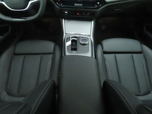 Certified 2025 BMW 230i Coupe w/ Convenience Package image 17