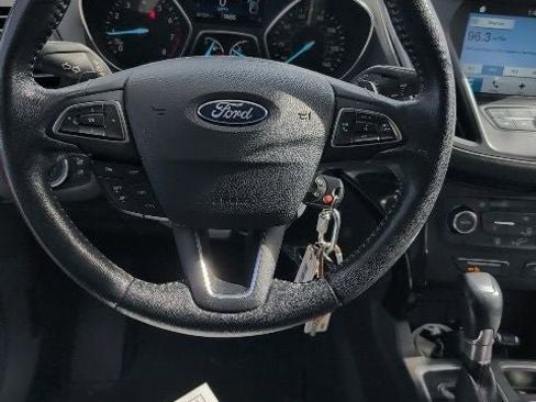 Used 2017 Ford Escape SE w/ Equipment Group 201A image 4