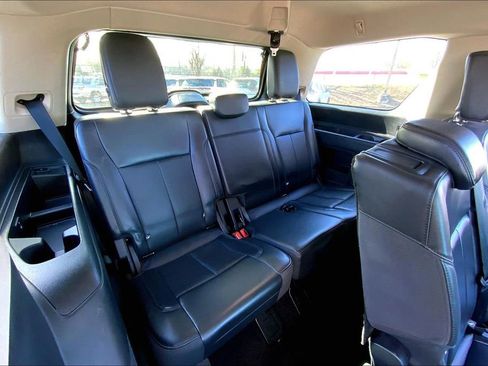 Used 2024 Ford Expedition XLT image 18