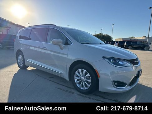 Used 2017 Chrysler Pacifica Touring-L image 15