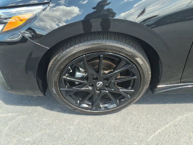 Used 2025 Nissan Sentra SR w/ Midnight Edition FWD image 4