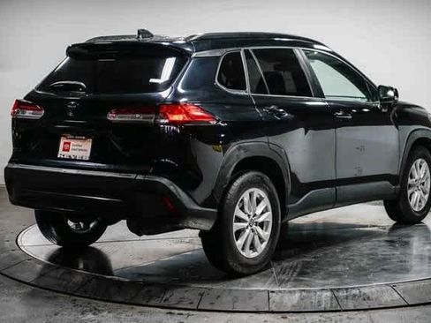 Certified 2022 Toyota Corolla Cross LE image 4
