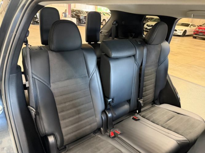 Used 2025 Mitsubishi Outlander SE FWD image 34