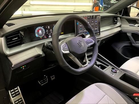 New 2026 Volkswagen Tiguan SE R-Line image 8