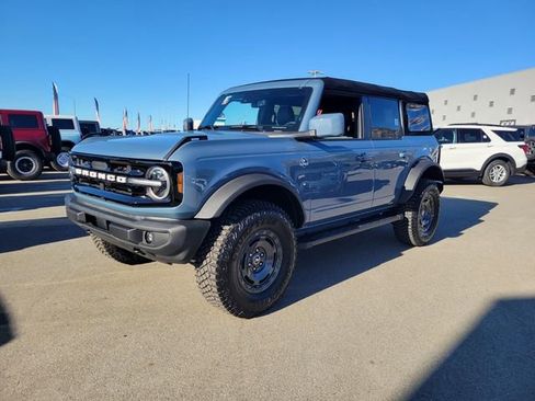 Used 2024 Ford Bronco Outer Banks image 2