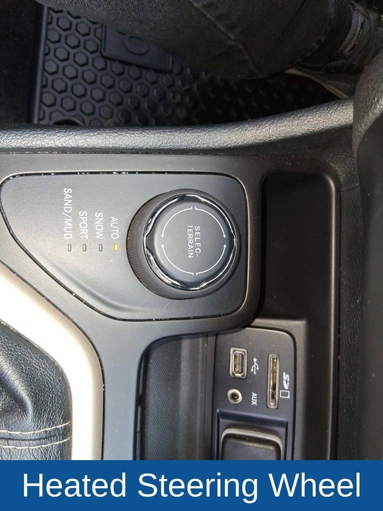 Used 2018 Jeep Cherokee Latitude w/ Cold Weather Group AWD/4WD image 16