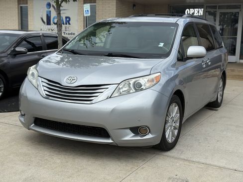 Used 2011 Toyota Sienna XLE image 1