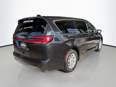 Used 2023 Chrysler Pacifica Touring-L image 7