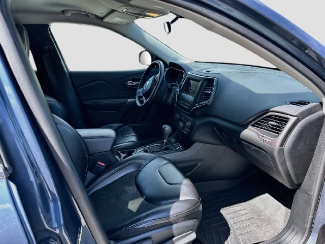 Used 2019 Jeep Cherokee Latitude Plus w/ Trailer Tow Group AWD/4WD image 28
