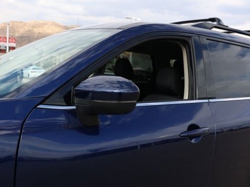 New 2025 Nissan Pathfinder SV image 12