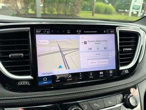Used 2025 Chrysler Pacifica Limited FWD image 23