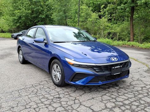 New 2026 Hyundai Elantra SE FWD image 3