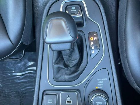 Used 2019 Jeep Cherokee Latitude Plus w/ Cold Weather Group AWD/4WD image 13