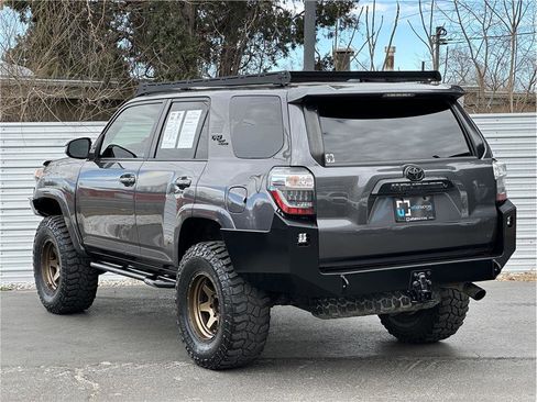 Used 2018 Toyota 4Runner TRD Off-Road image 3