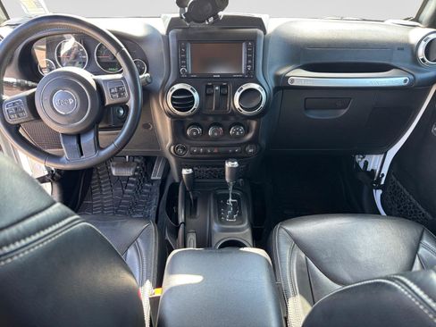 Used 2017 Jeep Wrangler Sahara w/ Connectivity Group AWD/4WD image 14